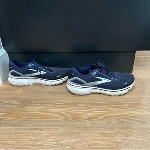 Brooks Ghost 15 women’s size 8.5